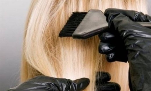 Πώς να βάψετε μόνες σας τα μαλλιά σας
