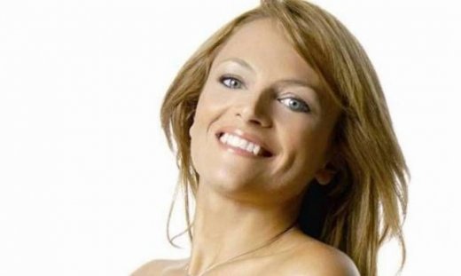 Η Χριστίνα Λαμπίρη σκέφτεται άλλη μια αλλαγή για τα μαλλιά της