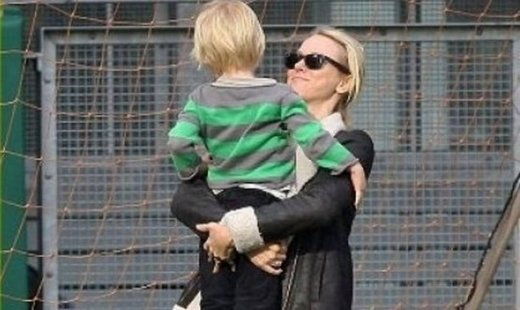 Η Naomi Watts με τα παιδιά και το σύζυγο για.. ποδόσφαιρο! (photos)