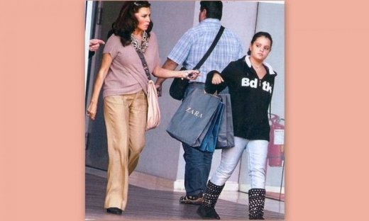 Η Μαριτίνα Ντενίση μεγάλωσε και πάει για ψώνια με την μαμά της