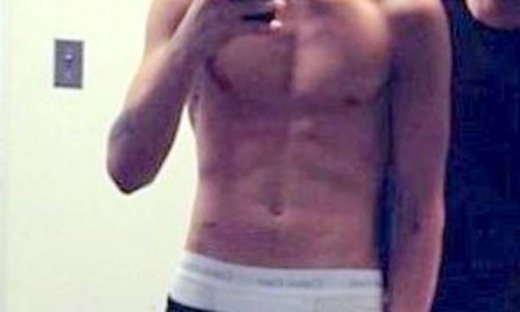 Δείχνει τους μυς που απέκτησε με τη γυμναστική