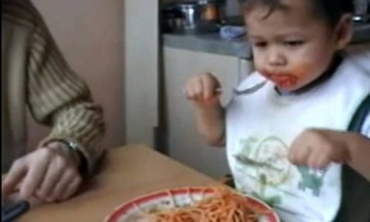 Βίντεο: Μπόμπιρας πασαλείβεται με τα μακαρόνια!