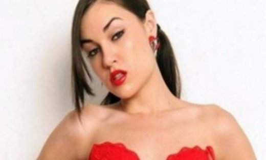 Η διάσημη Ελληνίδα πορνοστάρ έγινε συγγραφέας!