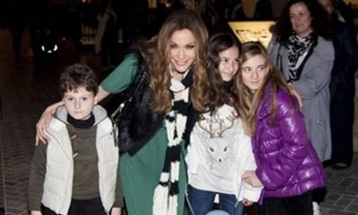 Αποκλειστικό: H Δέσποινα Βανδή καλωσορίζει τα Χριστούγεννα τραγουδώντας!