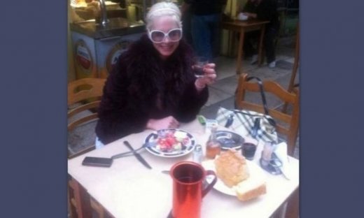 Τζούλια Αλεξανδράτου: Ποια Βιέννη; Είναι στη Θεσσαλονίκη και τρώει μεζέδες!