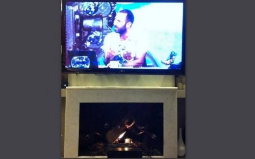 Ποια ηθοποιός παρακολουθεί τους «Ράδιο Αρβύλα» αυτή την ώρα δίπλα στο αναμμένο τζάκι της;