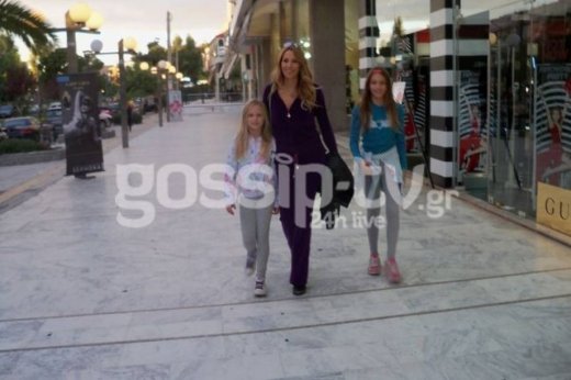 Αννίτα Ναθαναήλ: Χαλαρή βόλτα με τις κόρες της