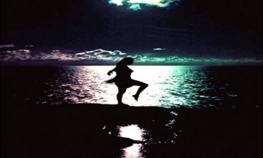 Χορεύοντας στην σιωπή της έκλειψης