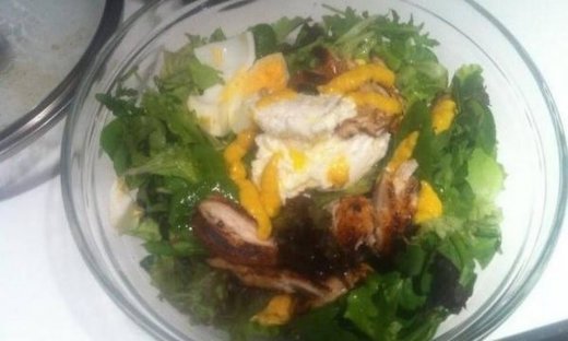 Ποιος κύριος της σόουμπιζ τρώει αυτή την σαλάτα;