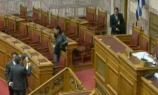 Βίντεο: Δείτε τι ακούστηκε στο κανάλι της Βουλής στο τέλος συνεδρίασης