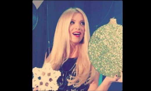 Μια παρουσιάστρια κοιτάει τις… μπάλες!