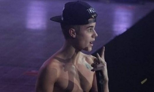 Γιατί γδύνεται στη σκηνή ο Justin Bieber;