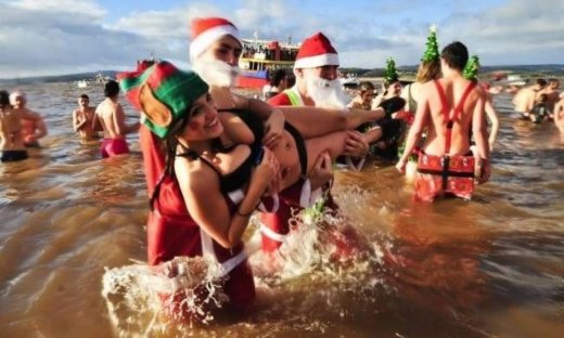 Γιορτάζουν τα Χριστούγεννα κολυμπώντας στα παγωμένα νερά (pics)