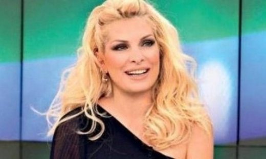 Προς παρουσιάστρια Ελένη Μενεγάκη