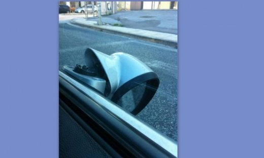 Με σπασμένο καθρέφτη οδηγεί γνωστός Έλληνας παρουσιαστής