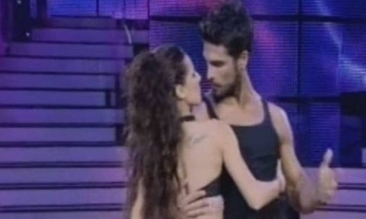 Νίκος Αναδιώτης: Η εμφάνιση - πρόκληση και το κούνημα των γοφών που δεν έπεισε