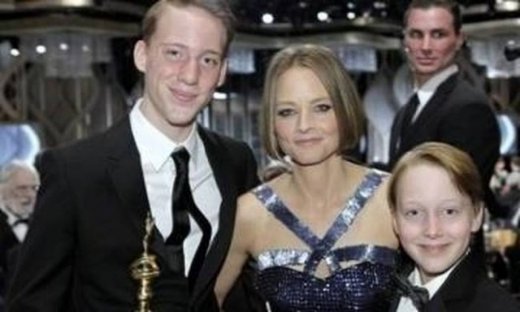Jodie Foster: «Ήμουν στο Σύνταγμα με τα παιδιά μου όταν έριχναν δακρυγόνα»