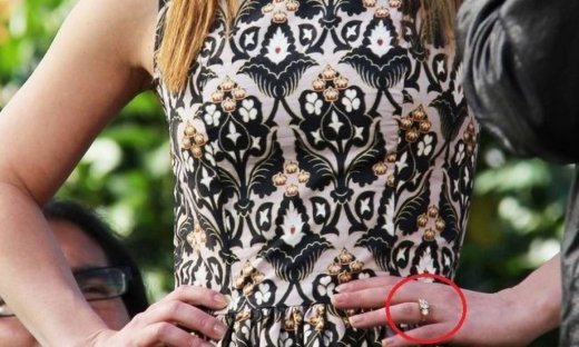 Ποια γνωστή ηθοποιός αρραβωνιάστηκε και εμφανίστηκε σε εκπομπή με το μονόπετρο;