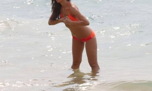 Το κορίτσι δροσίζεται! (φωτό)