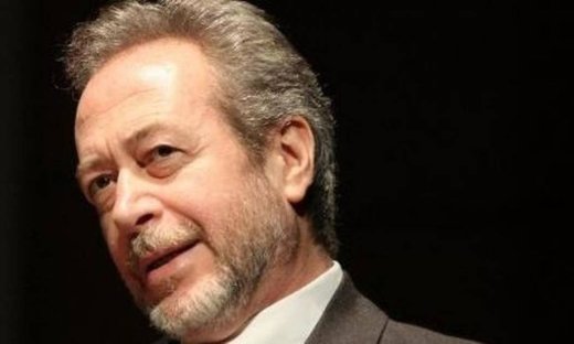 Γρηγόρης Βαλτινός: «Το ελληνικό θέατρο, με πενιχρά μέσα και με ελάχιστη βοήθεια από το κράτος κάνει δουλειές, υψηλού επιπέδου»