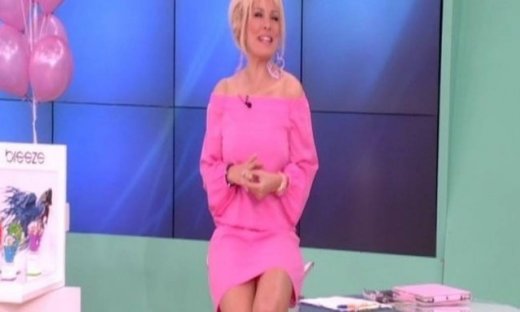 Στα ροζ η Ελένη Μενεγάκη