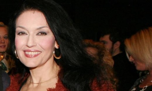 Ελένη Φιλίνη: «Δεν άφησα ούτε την τηλεόραση, ούτε το θέατρο. Είμαι ηθοποιός που τραγουδά»