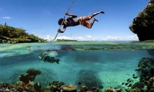 Φωτογραφία–ΣΟΚ: Ταξίδευε δύο μέρες με ένα καμάκι καρφωμένο στο...