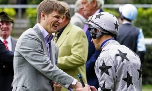 «Πουλάει» τσαμπουκά ο μεθυσμένος Αρσάβιν (video)