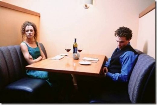 Φώτο που σαρώνει: Βαρέθηκε στο ραντεβού και... δείτε τι έκανε! (pic)