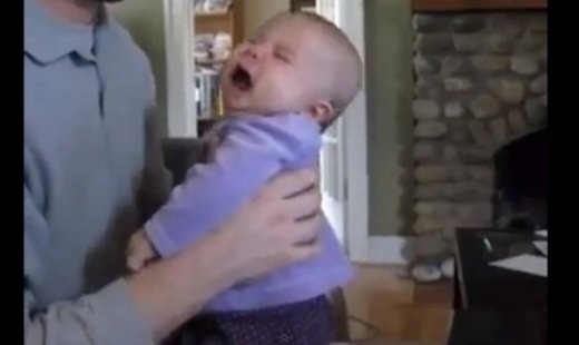 Κλαίει ασταμάτητα αν δεν ακούει...