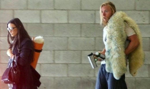 Demi Moore: Το μάθημα γιόγκα, ο νεαρός συνοδός και η προβιά