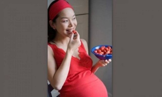 Έρευνα: Πώς η λήψη τροφών όπως τα φύκια, οι φράουλες και το παγωτό κατά την εγκυμοσύνη, μπορούν να επηρεάσουν θετικά την ορθογραφία του παιδιού