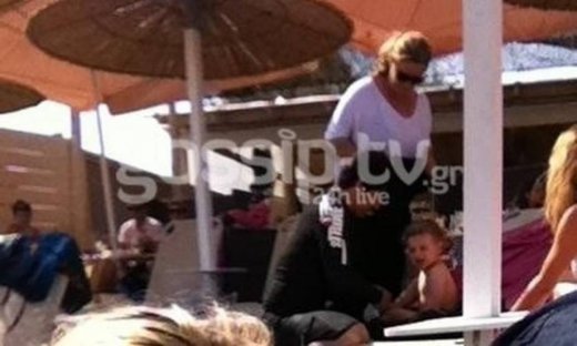 Αποκλειστικές εικόνες: Ο Σάκης Ρουβάς και η Κάτια Ζυγούλη στο πρώτο μπάνιο με τα παιδιά τους!(Nassos blog)