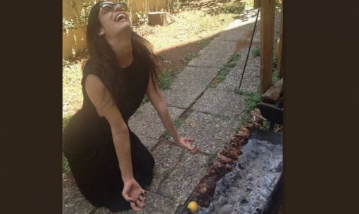 Το κορίτσι του James Bond «προσκυνάει» το κοκορέτσι!