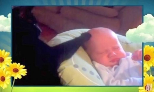 Η καλύτερη γάτα του κόσμου! Χαϊδεύει το μωρό μέχρι να κοιμηθεί!