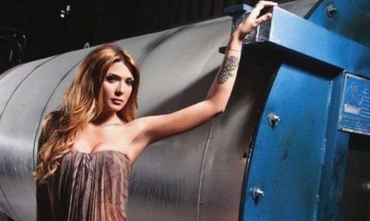 Η Αγγελική Ηλιάδη δείχνει τα τατουάζ της!