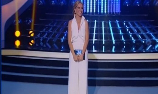 «Your face sounds familiar»: Η Μαρία Μπεκατώρου στα ολόλευκα στην βραδιά Eurovision