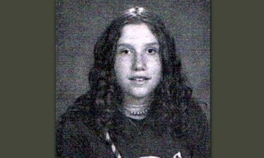 Σίγουρα δε θα βρείτε ποια hot τραγουδίστρια είναι η έφηβη της φωτογραφίας!