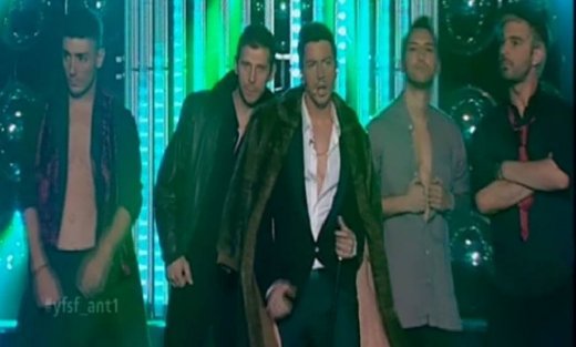 Ο Νίκος Γκάνος με γούνα και μπαστούνι ως Μαζώ!