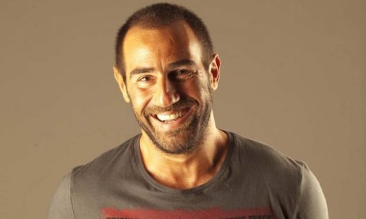 Ο Αντώνης Κανάκης θα παρουσιάσει το τραγούδι του στους «Ράδιο Αρβύλα»