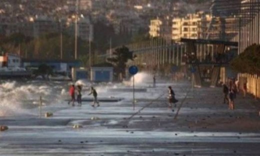 Απίστευτες φωτογραφίες: Ο Θερμαϊκός βγήκε στη στεριά