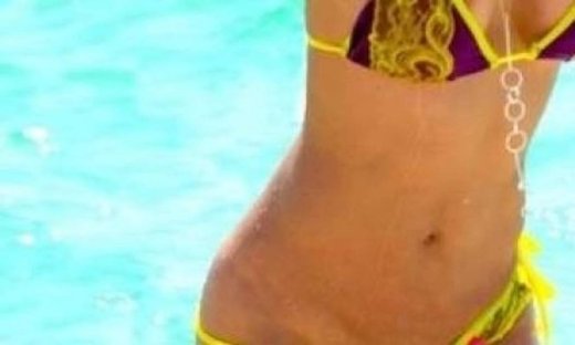 Λύθηκε το μαγιό γνωστής γυμνάστριας στην παραλία (pics)