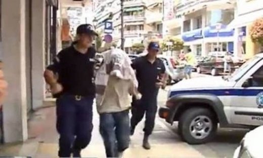 Βίντεο: Η στιγμή της μεταφοράς στο ΑΤ Καβάλας του 23χρονου Αλβανού