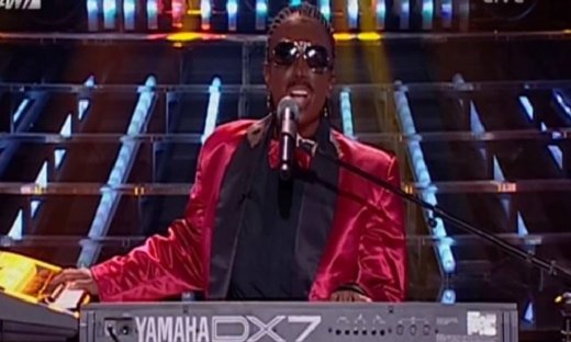 «Your face sounds familiar»: Η Μαντώ ως Stevie Wonder