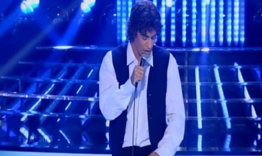 Κώστας Μαρτάκης: Μεταμφιέστηκε στον μεγαλύτερο Έλληνα τραγουδιστή του έρωτα