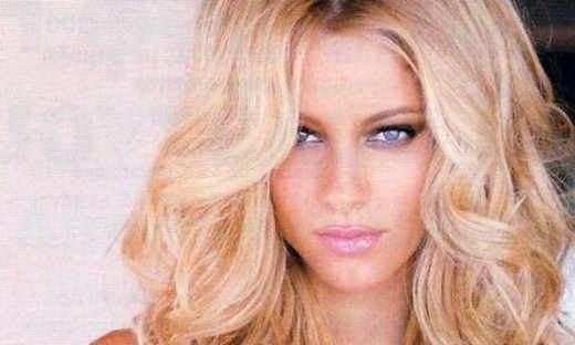 Νομικού: Ποιος άντρας γονάτισε μπροστά της; Και δεν είναι ο Χολίδης!