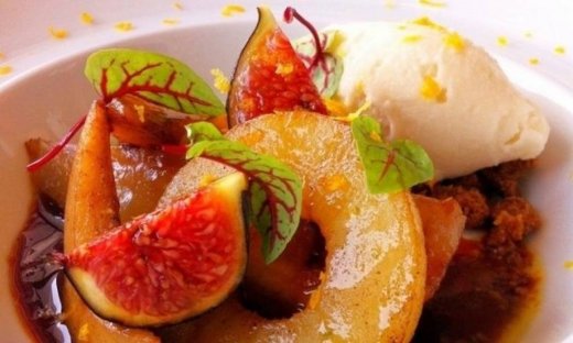 Μμμ… καραμελωμένα φρούτα με παγωτό!