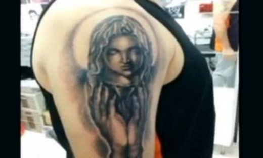 Το τατουάζ πολύ γνωστού τραγουδιστή που «χτύπησε» εν ώρα τηλεοπτικής εκπομπής!