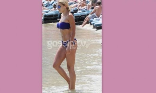 Έλενα Παπαβασιλείου: Δείτε το κορμί να πλατσουρίζει στα καταγάλανα νερά της Μυκόνου!