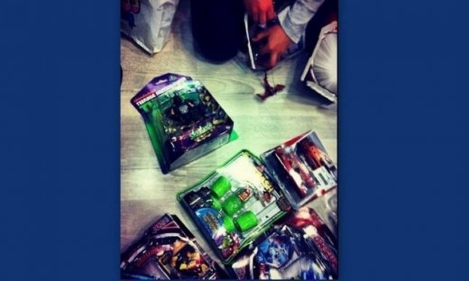 Κάποιος παίζει με τα παιχνίδια του…